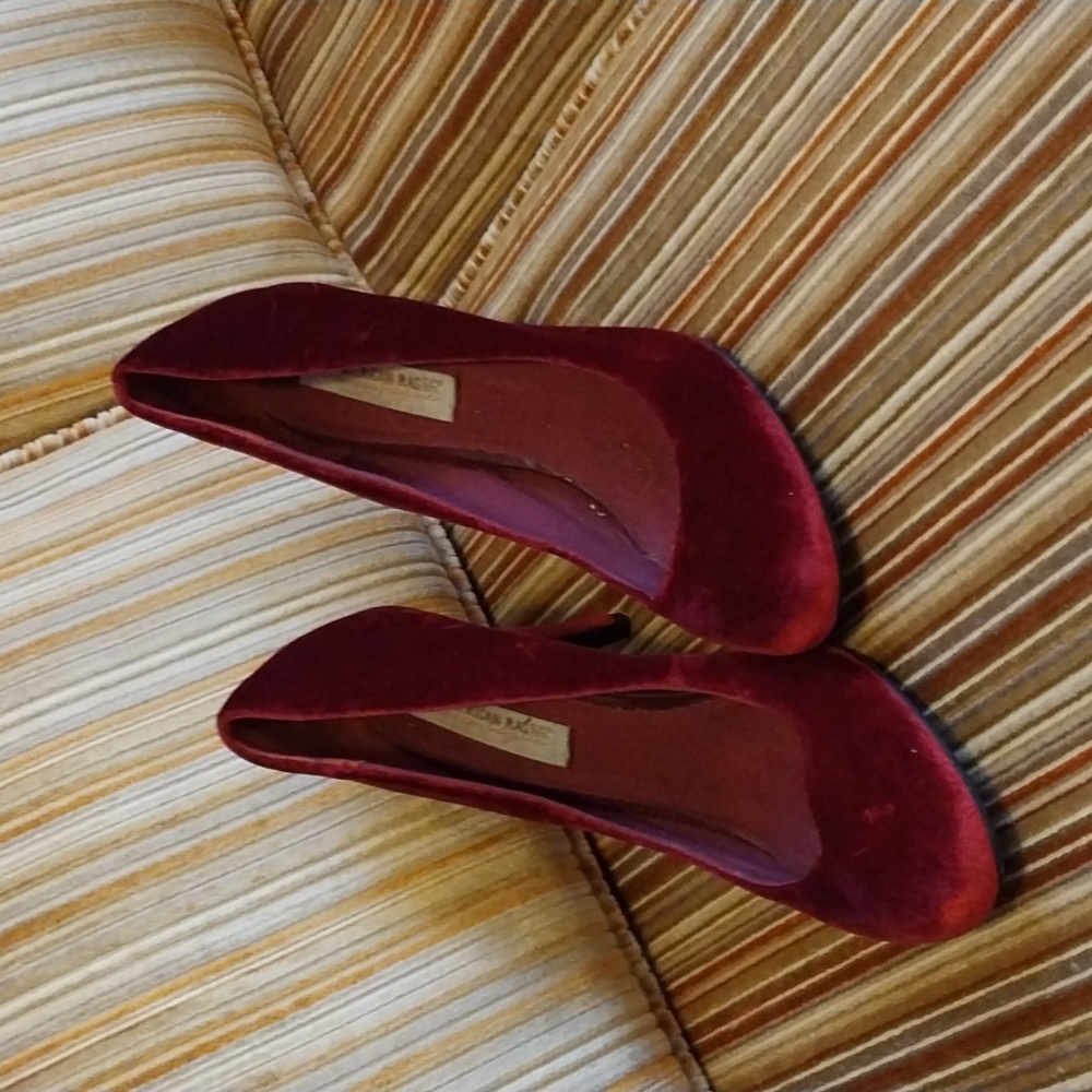 American Rag burgundy heels sz 9.5